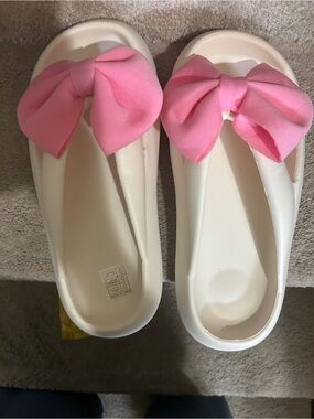 White Slide Sandals with Pink Bows